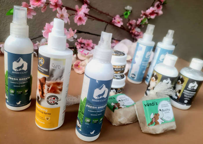 A Good Variety Of PET CARE Lot.  (Bid Per Lot)  BB: 2025/2024. See All Pics