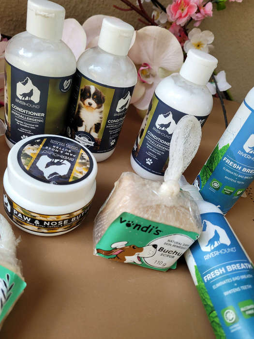 A Good Variety Of PET CARE Lot.  (Bid Per Lot)  BB: 2025/2024. See All Pics