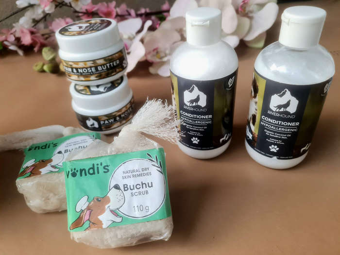 A Good Variety Of PET CARE Lot.  (Bid Per Lot)  BB: 2025/2024. See All Pics