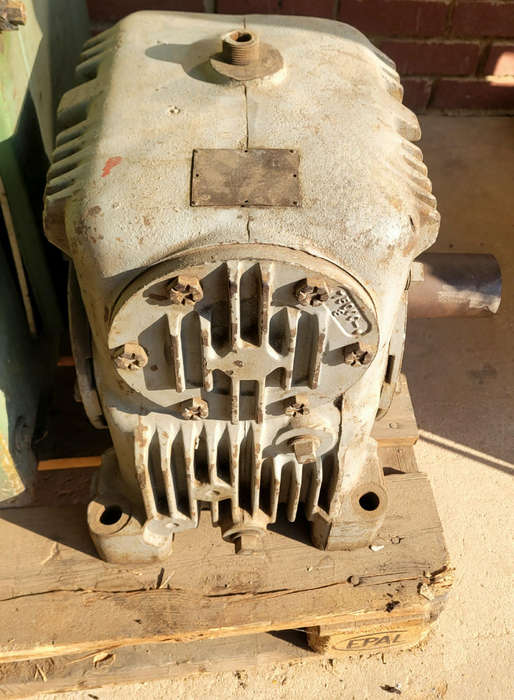 COLLECTION ONLY...Heavy Duty REDUCTION GEAR BOX. Ratio: 40: 10