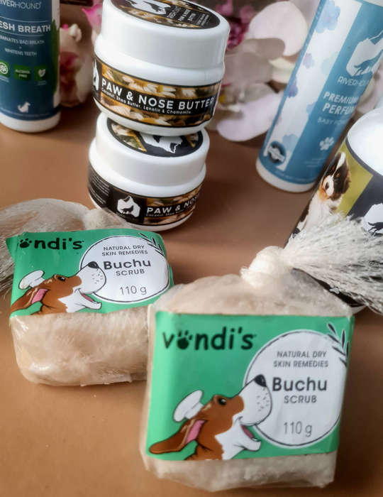 A Good Variety Of PET CARE Lot.  (Bid Per Lot)  BB: 2025/2024. See All Pics