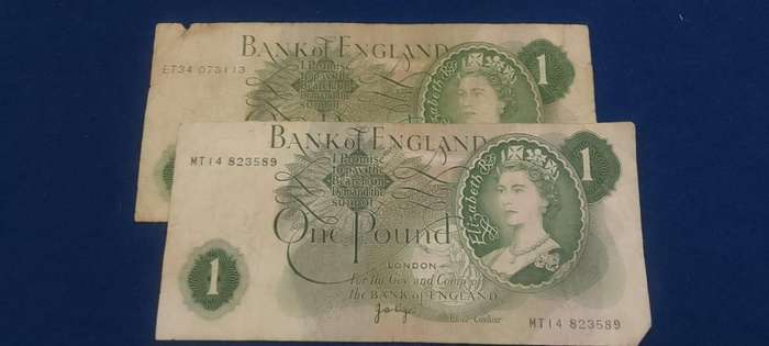 BANK OF ENGLAND ONE POUND NOTE (2 NOTES)