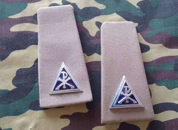 SADF/ SA ARMY CHAPLAIN  SHOULDER RANK SET  (with pins)