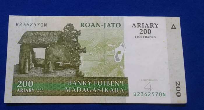 Bank of Madagascar (2004) Ariary 200 banknote - 1000 Francs