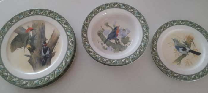 COLLECTION OF CERAMIC DINNER PLATES - BIRD DESIGN