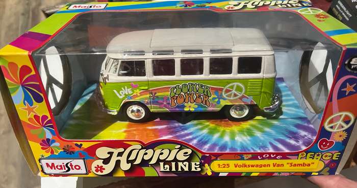 Maisto 1/25 scale Volkswagen kombi samba bus