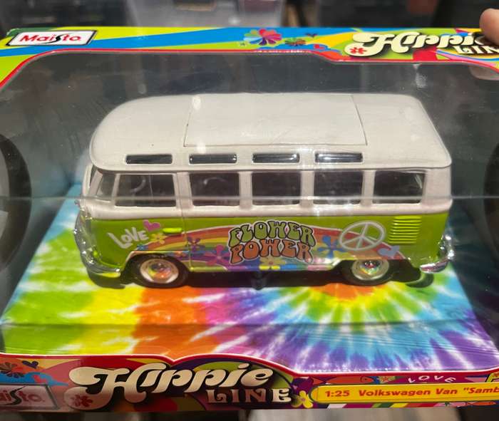 Maisto 1/25 scale Volkswagen kombi samba bus