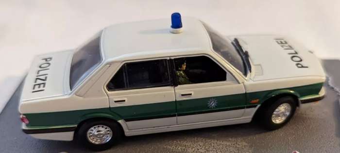 BMW 518 [E28] 1983 Polizei J.Bond 007 Octopussy white 1/43 IXO/Altaya NEW+boxed #6175 instant wheels