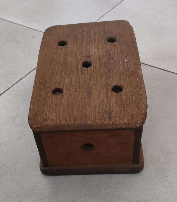 Antique Foot stove/warmer "Voetstofie" in good condition with only age related wear