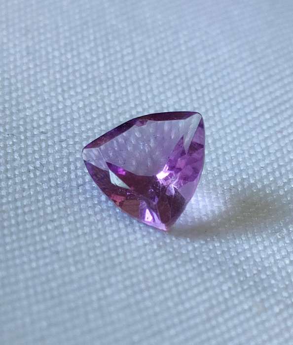 Amethyst stone - naturally mined - 7 x 7 x 7 mm trillian cut - gorgeous colour and good clarity