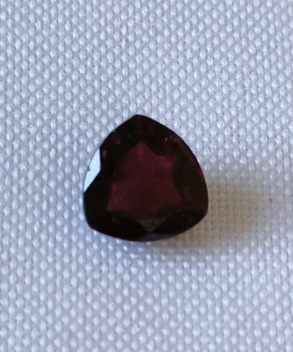 Garnet stone - 7x7x7 mm - naturally mined, trillian cut - ideal for ring or pendant