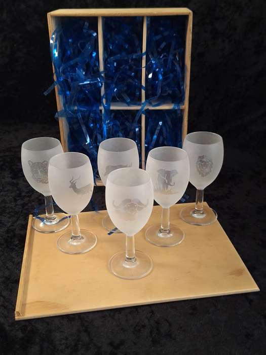 Vintage African Wildlife Themed Sherry Glasses in Wooden Box.