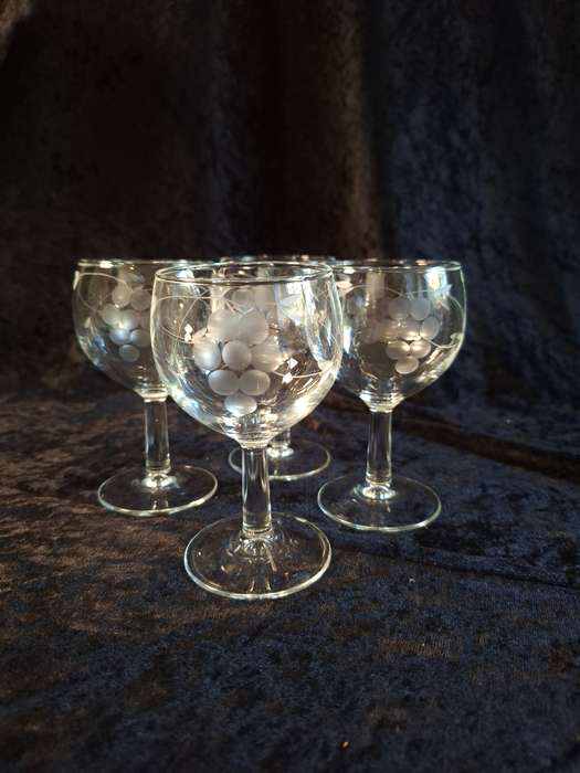 Stunning Vintage Set of 4 Grape Pattern White Wine Glasses.
