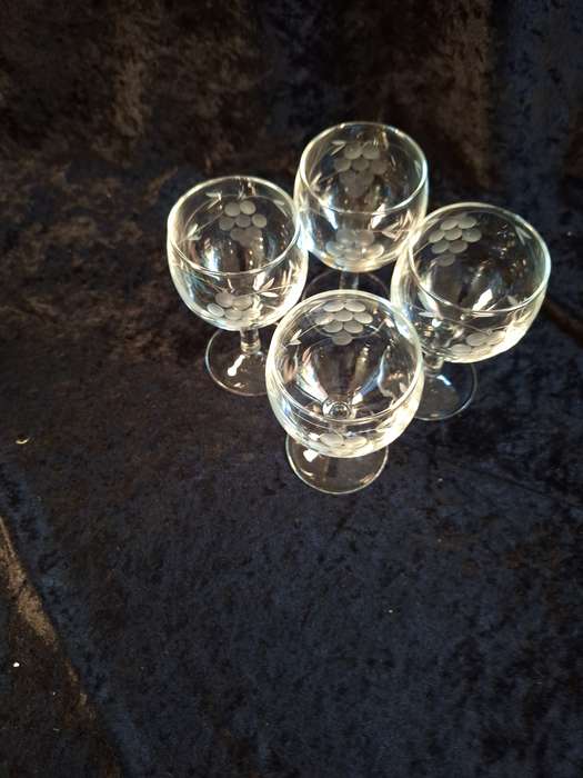Stunning Vintage Set of 4 Grape Pattern White Wine Glasses.