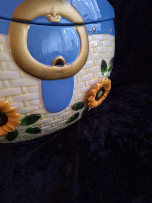 Beautiful Ceramic Kitchen Counter Cookie Jar.