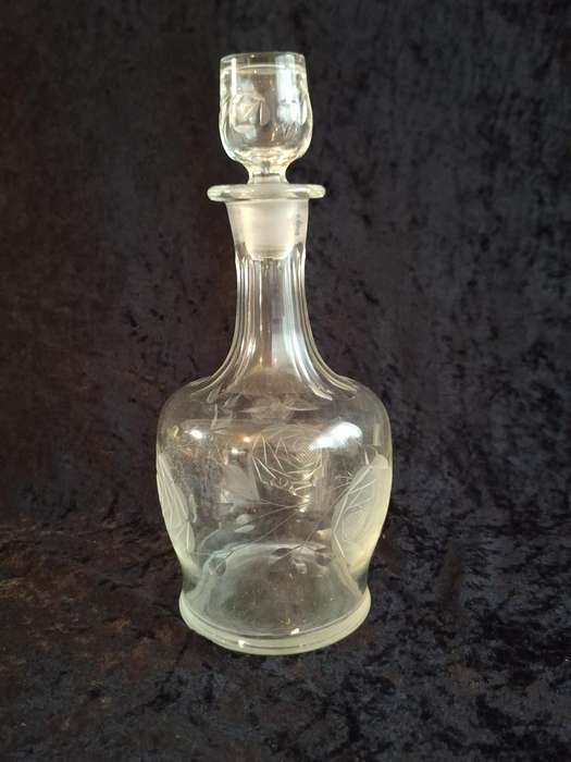 Beautiful Vintage Rose Cut Crystal Decanter.