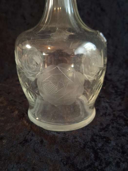 Beautiful Vintage Rose Cut Crystal Decanter.