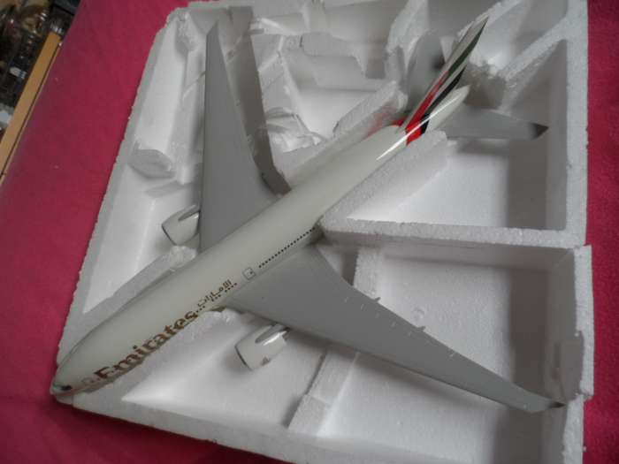 BOEING 777 300 ER EMIRATES DIECAST DESKTOP MODEL