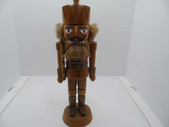 WOOD FINISH NUTCRACKER  20 CM TALL [Y302]