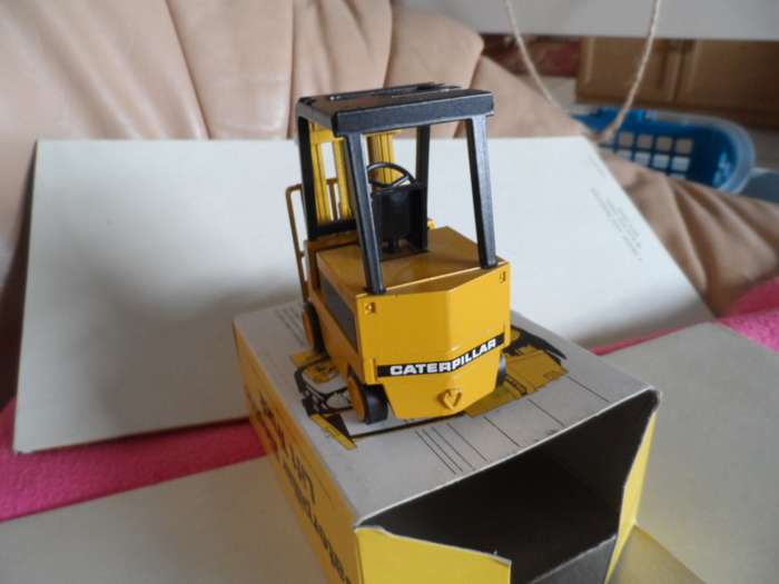 N.Z.G. 225 CATERPILLAR ELECTRIC FORKLIFT LIFT TRUCK YELLOW MIB  [m88]
