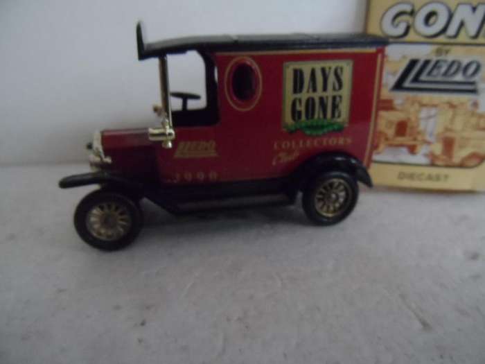 LLEDO CLOSED VAN -DAYS GONE- RED [M12]