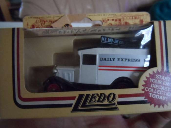 LLEDO CLOSED TRUCK -DAILY EXPRESS-BOX POOR [M12]