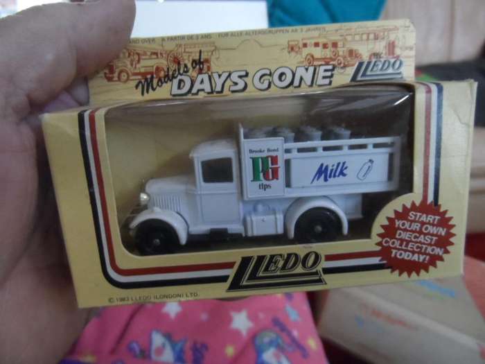 LLEDO  OPEN TRUCK -BROOKE BOND MILK- [M12]