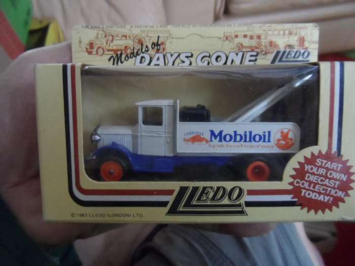LLEDO BREAKDOWN TRUCK-MOBILOIL-BOXED  [M12]