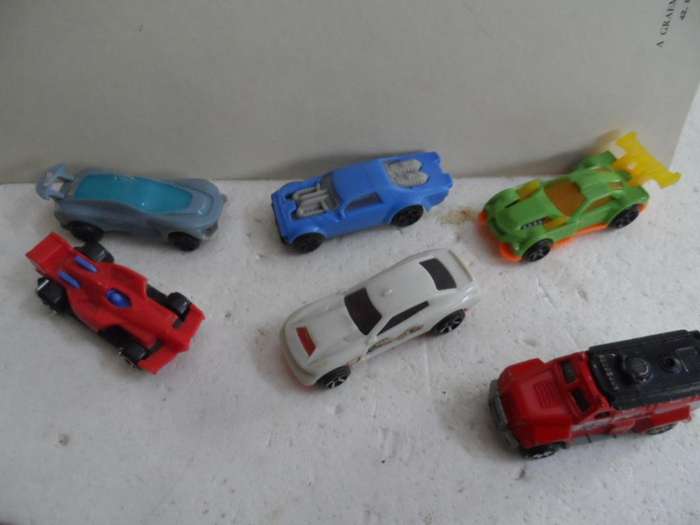 5 plastic Hotwheels and unknown rescue truck-1 bid for all- [m11]