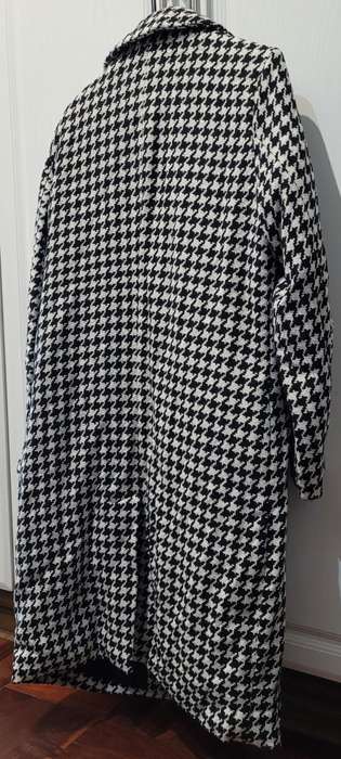 Kapalua Black/White coat (Size 42)