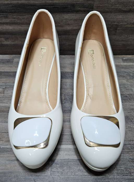 Pierre Cardin heels, size 8, never worn