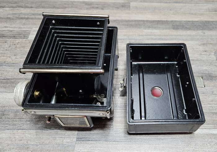 Vintage c1950s German Genos Box camera & Agfalux Flash Gun
