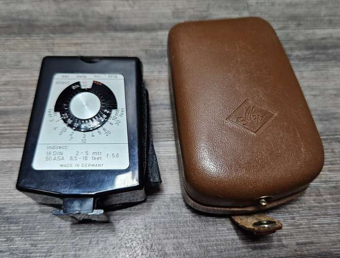 Vintage c1950s German Genos Box camera & Agfalux Flash Gun