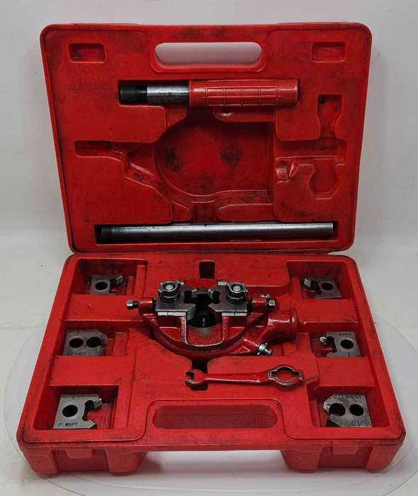 Ratchet pipe threader as pictured