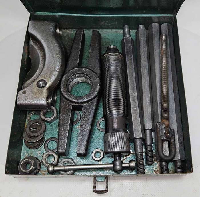Vintage boxed bearing puller(?) set as pictured