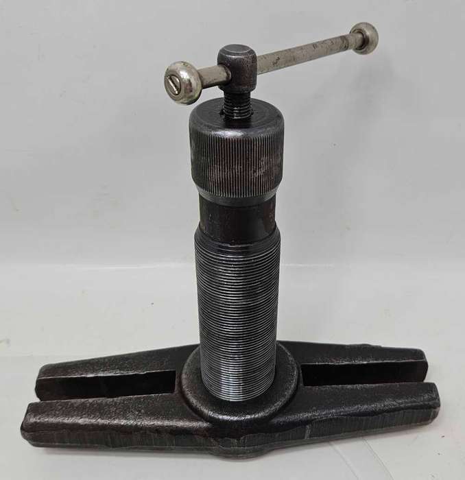 Vintage boxed bearing puller(?) set as pictured