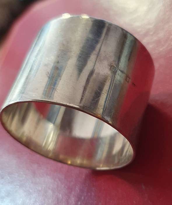 STERLING SILVER SERVIETTE RING.