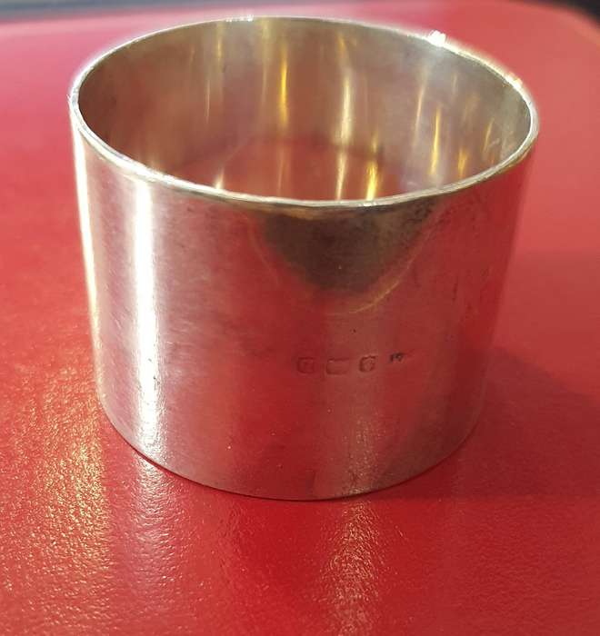 STERLING SILVER SERVIETTE RING.