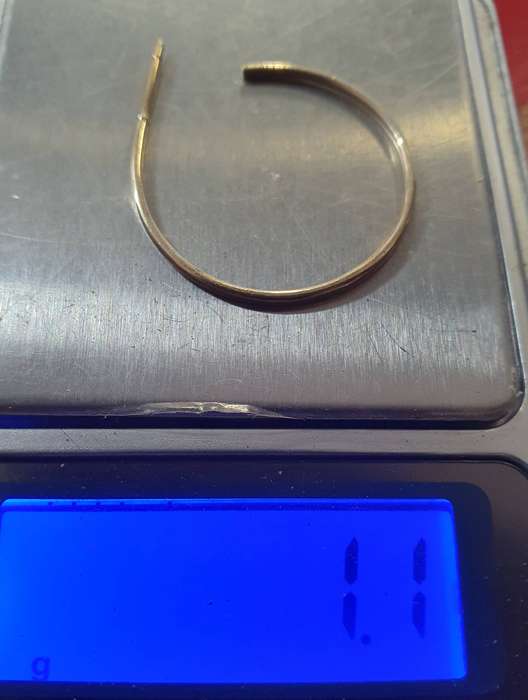 9ct GOLD EAR RING.