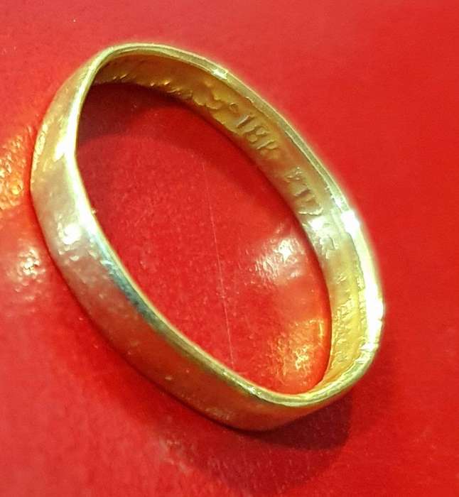 18ct GOLD ANTIQUE  WEDDING BAND.