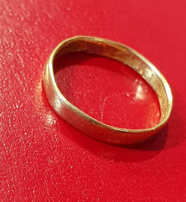 18ct GOLD ANTIQUE  WEDDING BAND.
