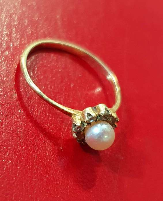 9ct GOLD RING WITH BRILLIANT AKOYA PEARL .