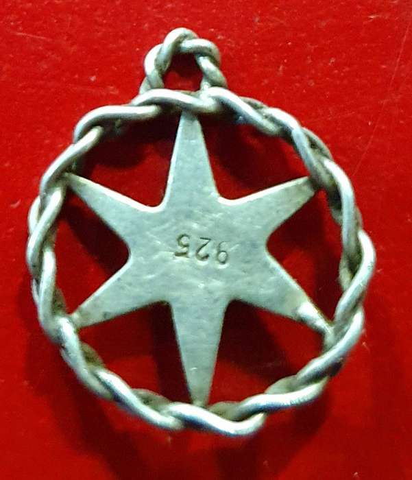STERLING SILVER TURQUISE OPAQUE STONE PENDANT.