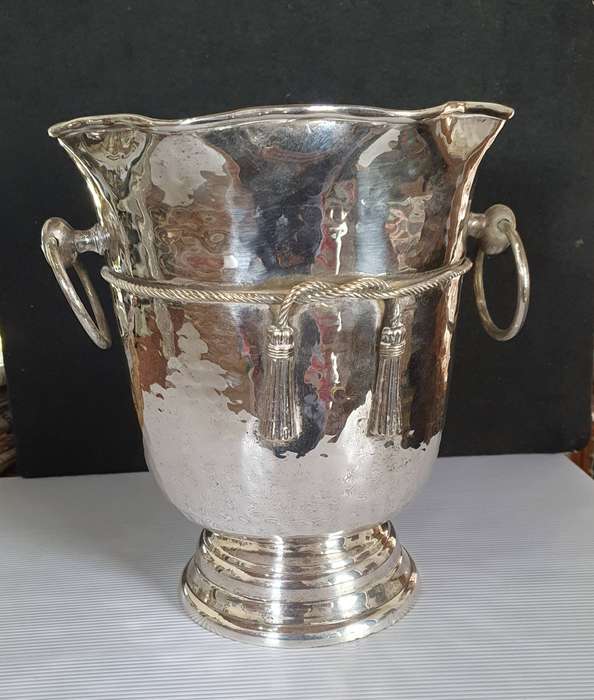 ANTIQUE BIG CHAMPAGNE ICE BUCKET. HAMMERED DESIGN HEAVY SILVER PLATED.