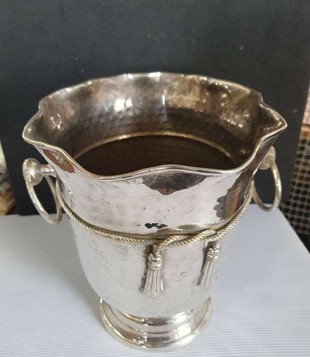 ANTIQUE BIG CHAMPAGNE ICE BUCKET. HAMMERED DESIGN HEAVY SILVER PLATED.