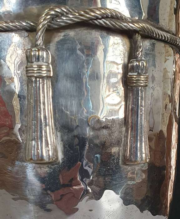 ANTIQUE BIG CHAMPAGNE ICE BUCKET. HAMMERED DESIGN HEAVY SILVER PLATED.