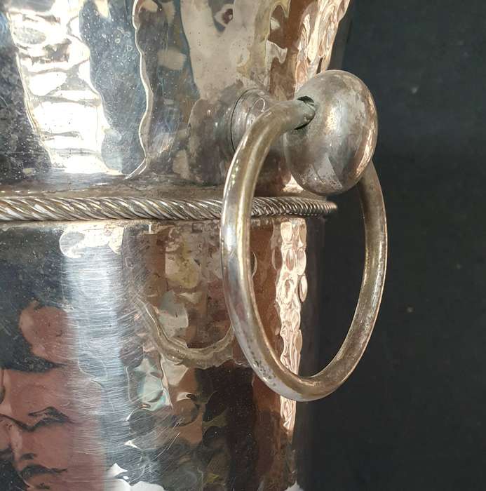 ANTIQUE BIG CHAMPAGNE ICE BUCKET. HAMMERED DESIGN HEAVY SILVER PLATED.