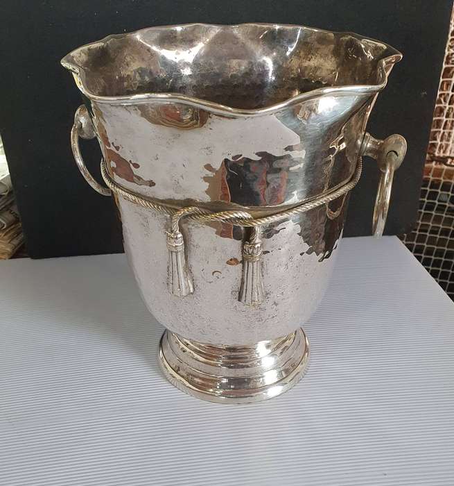 ANTIQUE BIG CHAMPAGNE ICE BUCKET. HAMMERED DESIGN HEAVY SILVER PLATED.