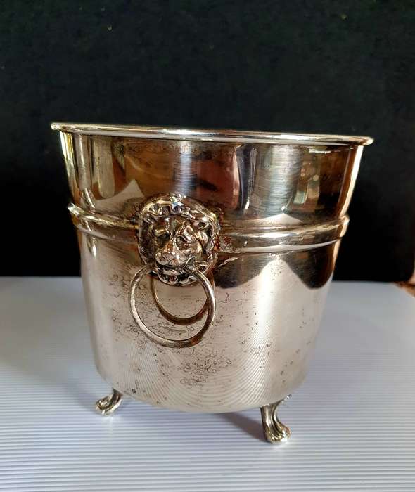 ANTIQUE  ICE BUCKET. HEAVY SILVER PLATED.