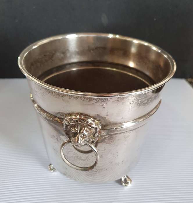 ANTIQUE  ICE BUCKET. HEAVY SILVER PLATED.